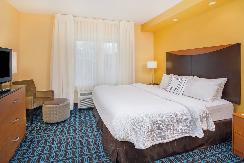 Room, 1 King Bed | In-room safe, desk, blackout drapes, iron/ironing board
