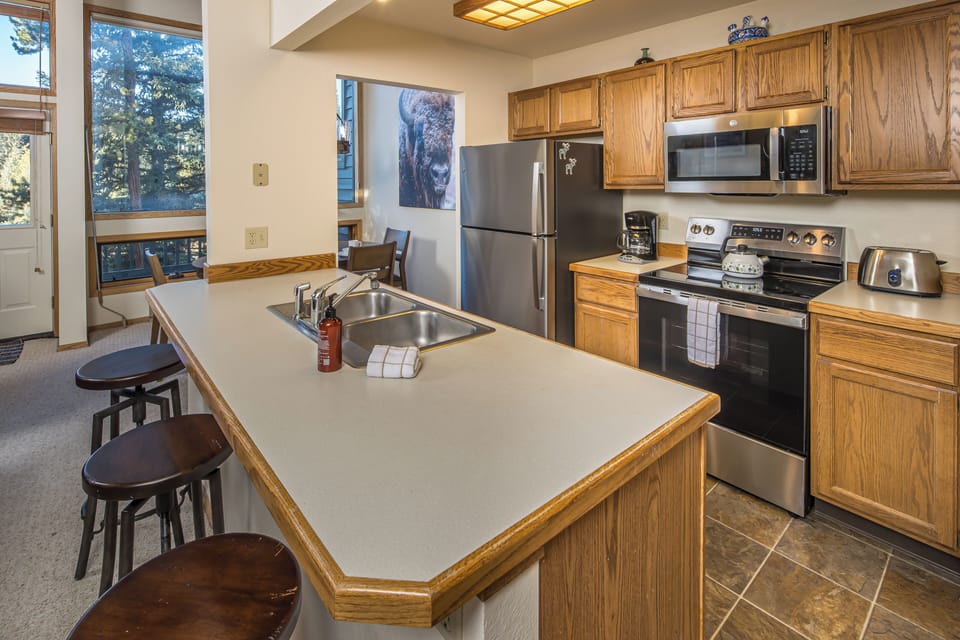 Fully equipped kitchen for home cooked meals | Main Level