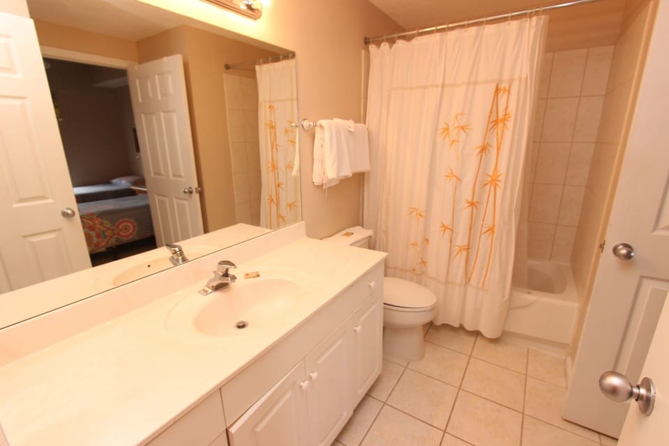 Shared guest bath w/ tub/shower combo