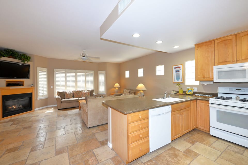 329D - Kitchen to Fireplace.jpg