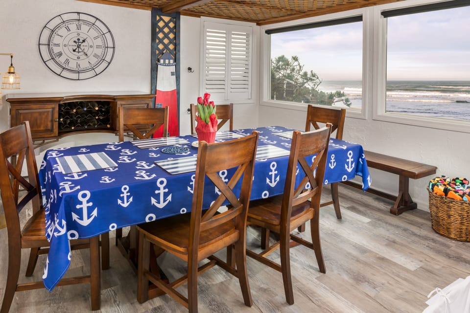 Dining room - Plenty of oceanfront seating for everyone.