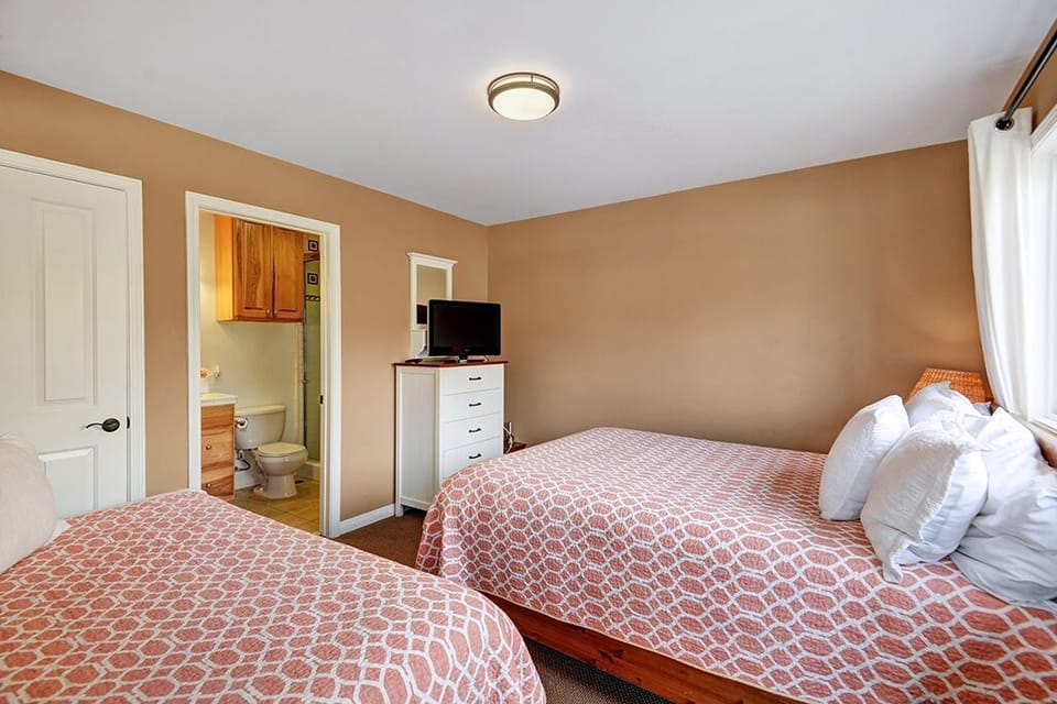 17-LOWER_20LEVEL_20GUEST_20BEDROOM_20RS.jpg