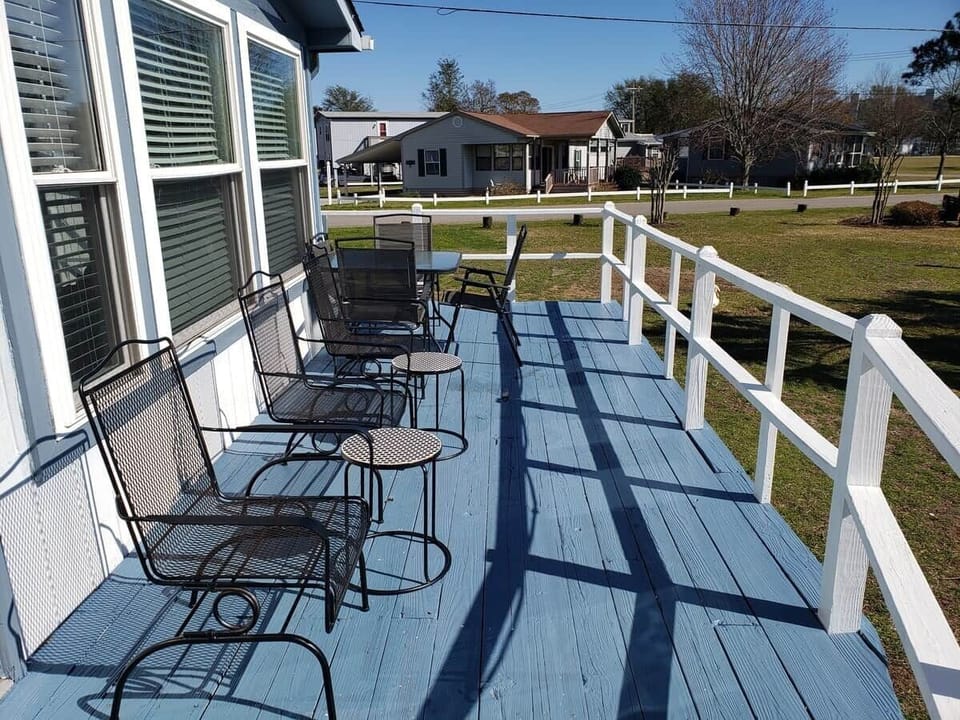 Beautiful deck to relax and watch the fountain and the ducks.