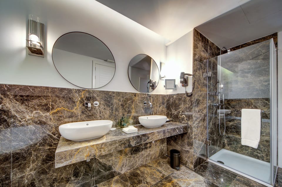 Premium Room, Sea View | Bathroom | Free toiletries, hair dryer, bathrobes, slippers