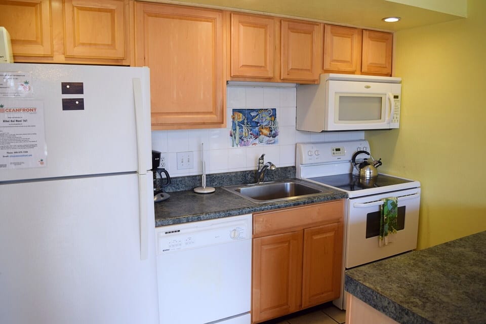 Full size kitchen for cooking while on Maui