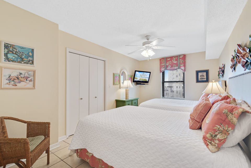 Guest Bedroom with 2 Queen Size Beds