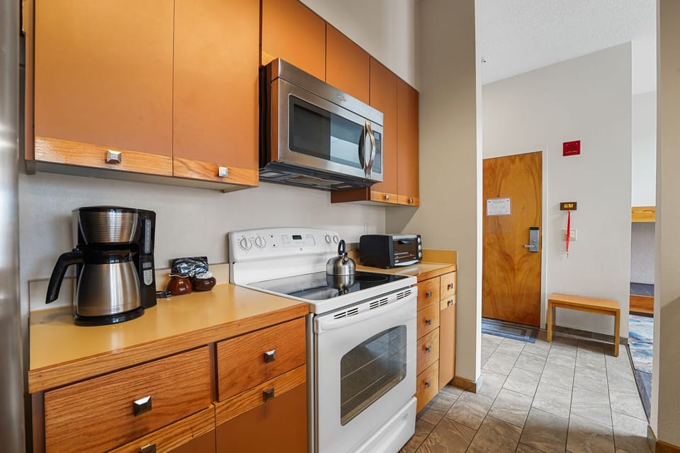 Full size kitchen.