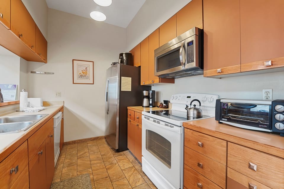 Full size kitchen.