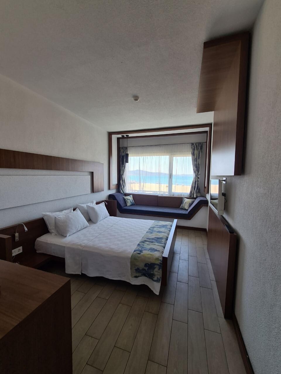 Deluxe Double Room, Non Smoking, Sea View | Minibar, in-room safe, desk, free WiFi