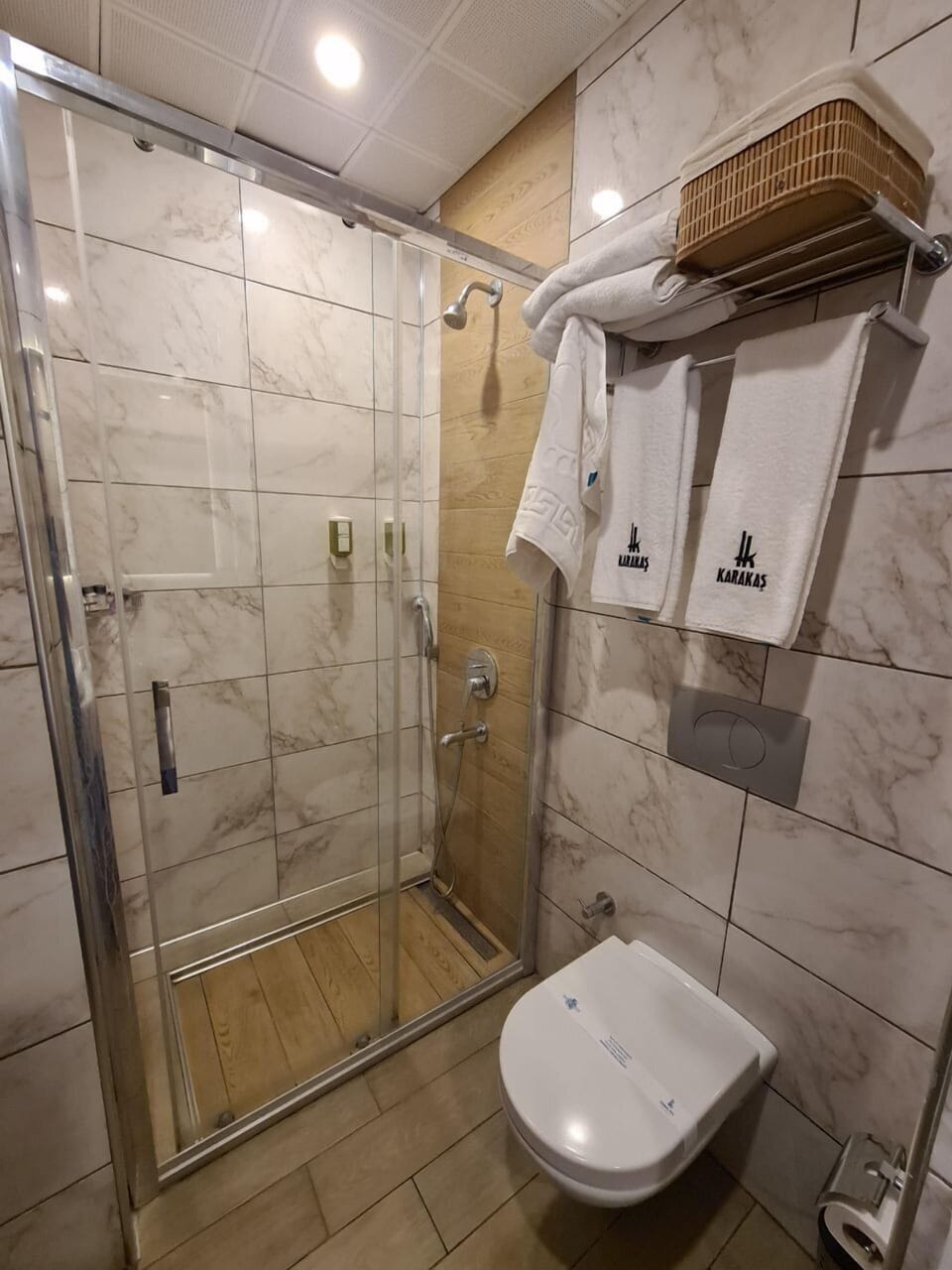 Deluxe Double Room, Non Smoking, Sea View | Bathroom | Shower, free toiletries, hair dryer, slippers