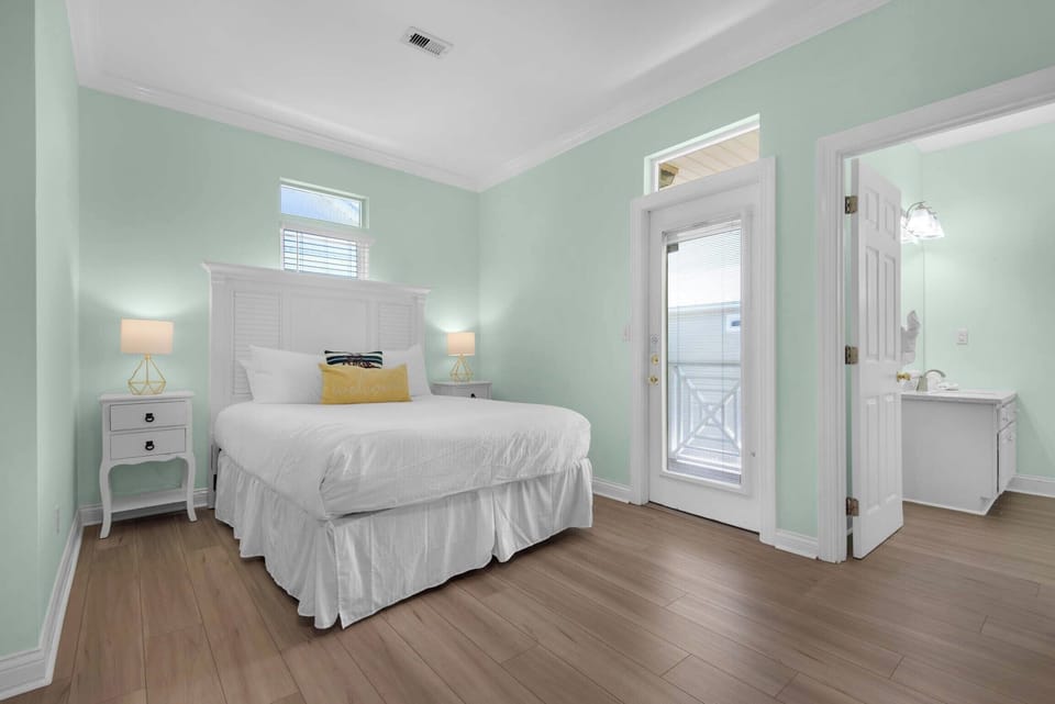 Queen bed and balcony access