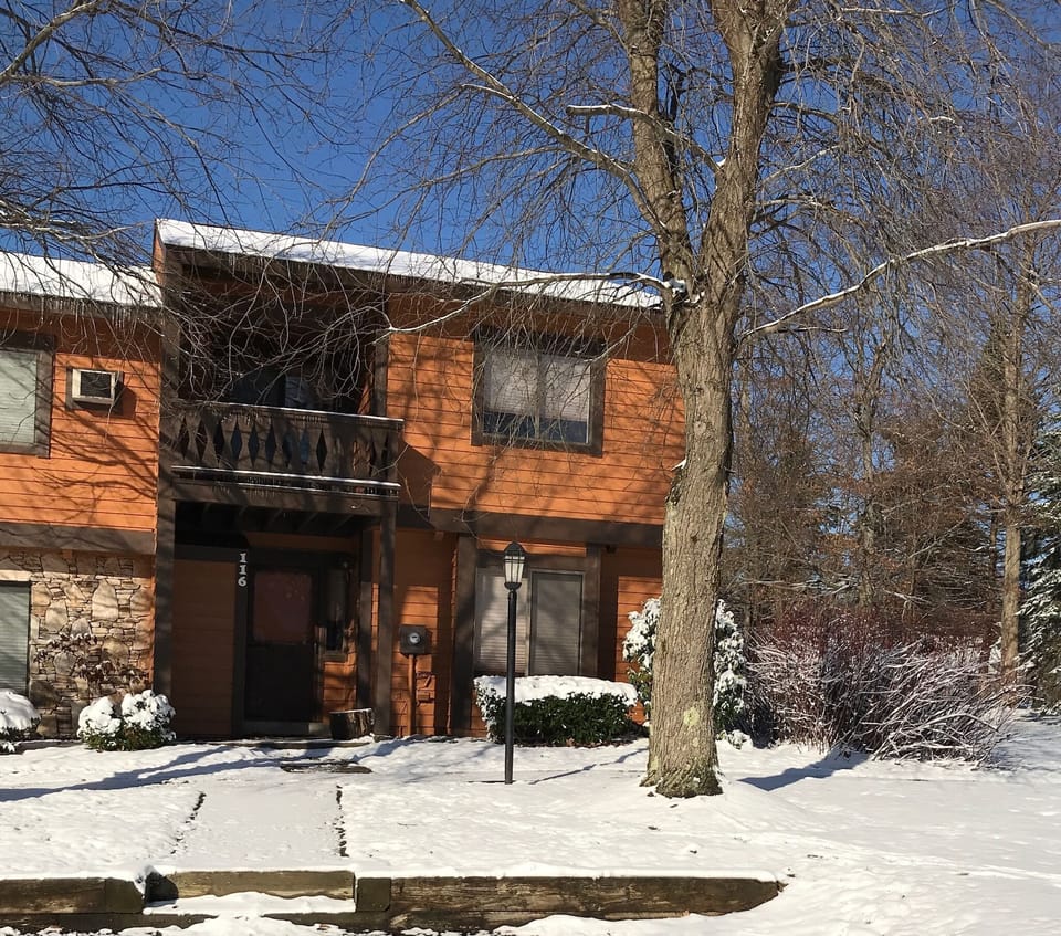 Swiss Mountain END UNIT! Large yard and Deck. Shuttle to resort in front yard.