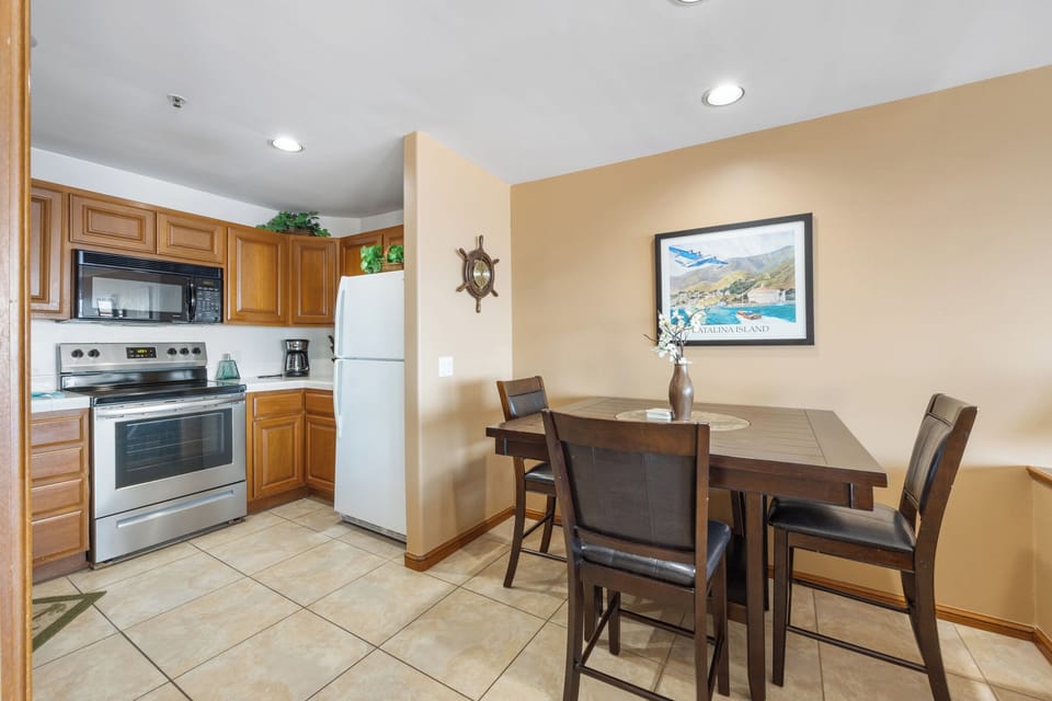 H159 - Dining and Kitchen