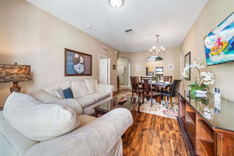Magnificent Living Area of the Apartment in Orlando Florida - Smart TV and Netflix - Create lasting memories in our spacious and family-friendly living area - Thoughtfully designed for both relaxation and quality time together