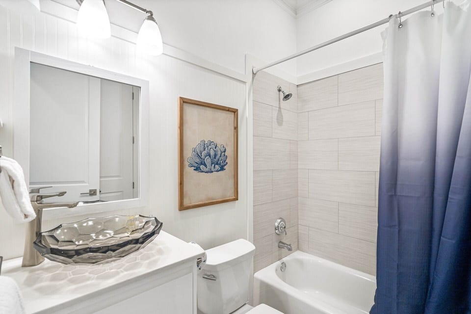 1st floor shared bathroom with tub/shower
