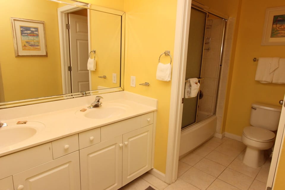 Master bath w/ tub & shower combo