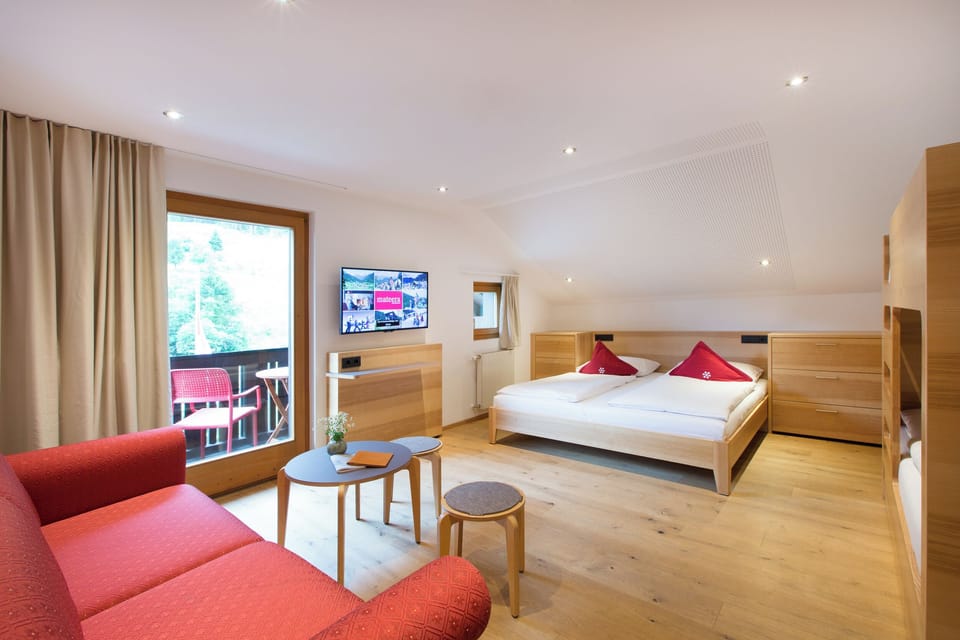 Family Room (FAM 1) | In-room safe, desk, soundproofing, free cribs/infant beds