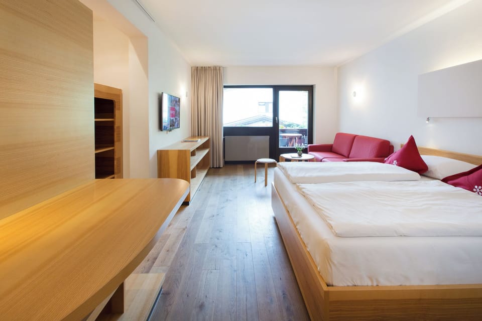 Family Room (FAM 2) | In-room safe, desk, soundproofing, free cribs/infant beds