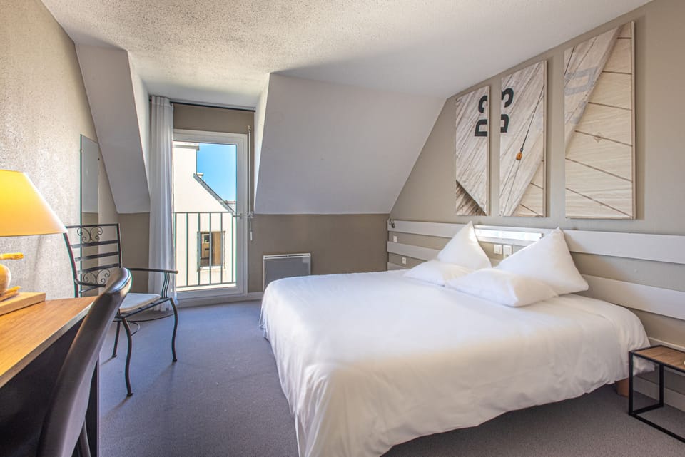 Superior Double Room | Desk, blackout drapes, soundproofing, free WiFi