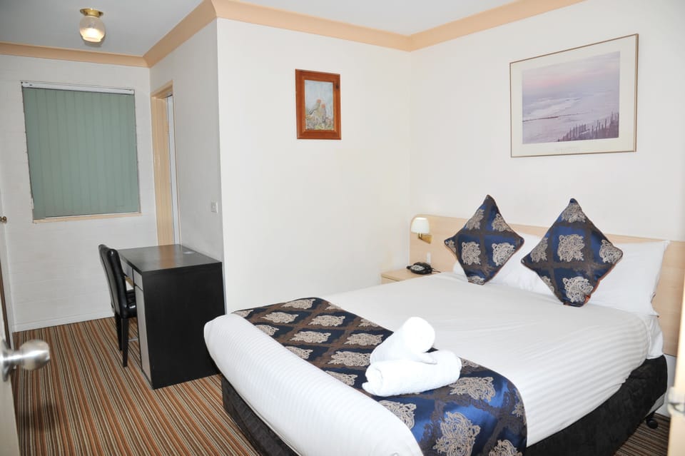 Standard Room | Desk, iron/ironing board, WiFi, bed sheets