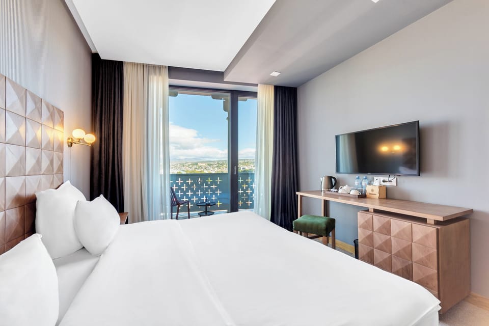 Executive Double Room | Hypo-allergenic bedding, minibar, in-room safe, desk
