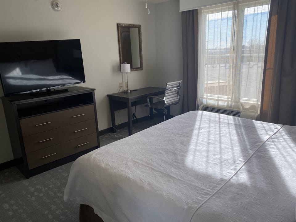 Suite, Non Smoking | In-room safe, desk, laptop workspace, blackout drapes