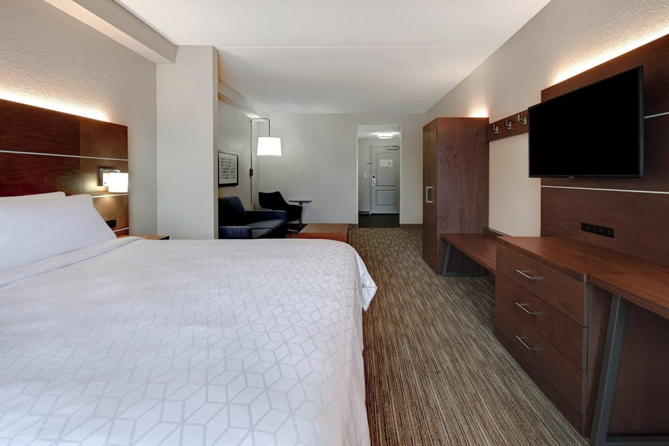 Suite, 1 King Bed | In-room safe, desk, iron/ironing board, cribs (free)