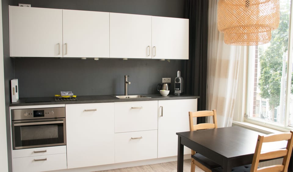 Junior Studio Suite, Non Smoking (Ringrijden) | Private kitchen | Fridge, microwave, oven, stovetop