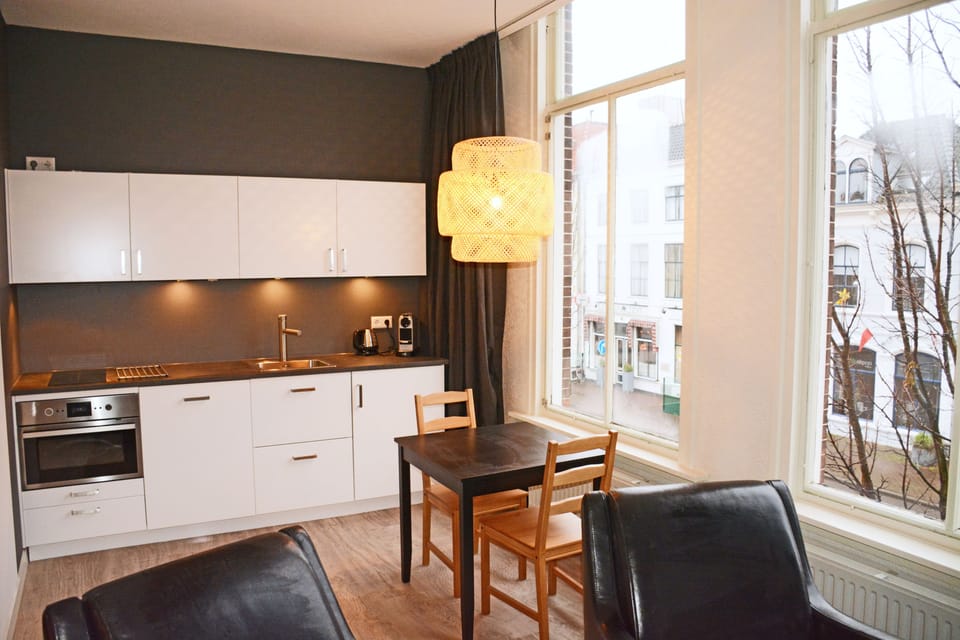 Junior Studio Suite, Non Smoking (Ringrijden) | Living area | 32-inch Smart TV with digital channels, TV