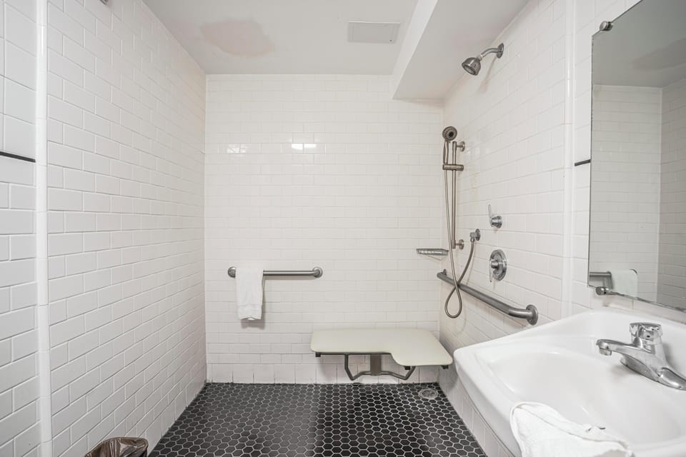 Deluxe Single Room, Accessible | Bathroom | Shower, free toiletries, hair dryer, towels