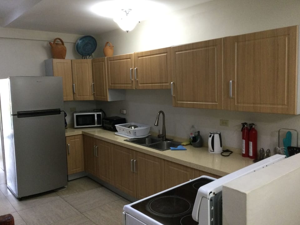 Comfort Townhome, 3 Bedrooms, Kitchen | Private kitchen | Coffee/tea maker, fridge, microwave, oven