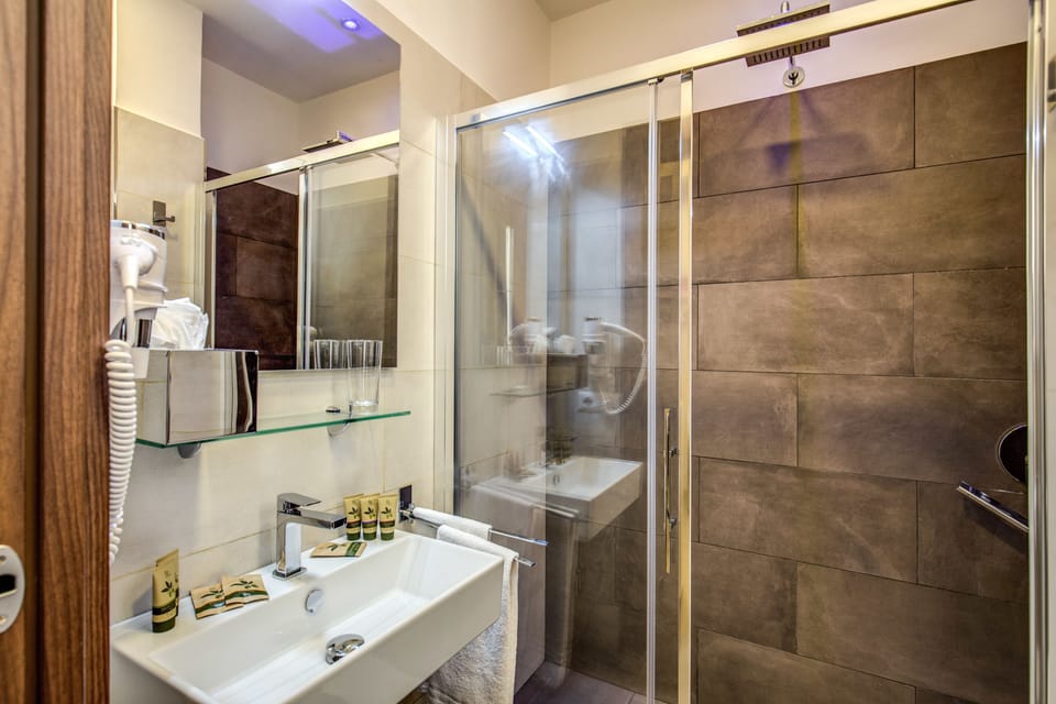 Economy Double Room | Bathroom | Shower, rainfall showerhead, free toiletries, hair dryer