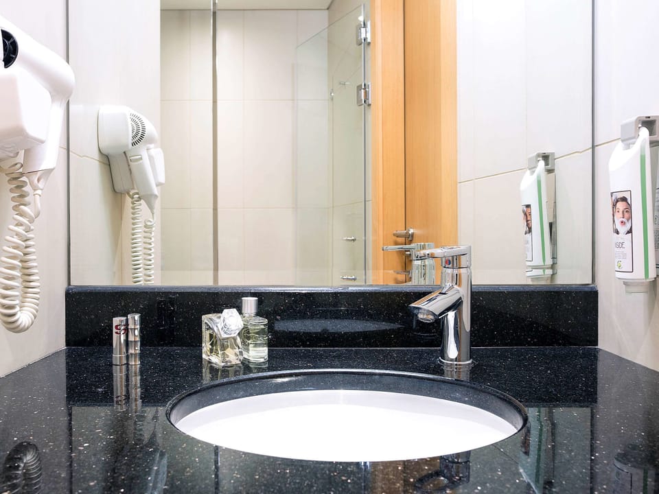 Shower, eco-friendly toiletries, towels