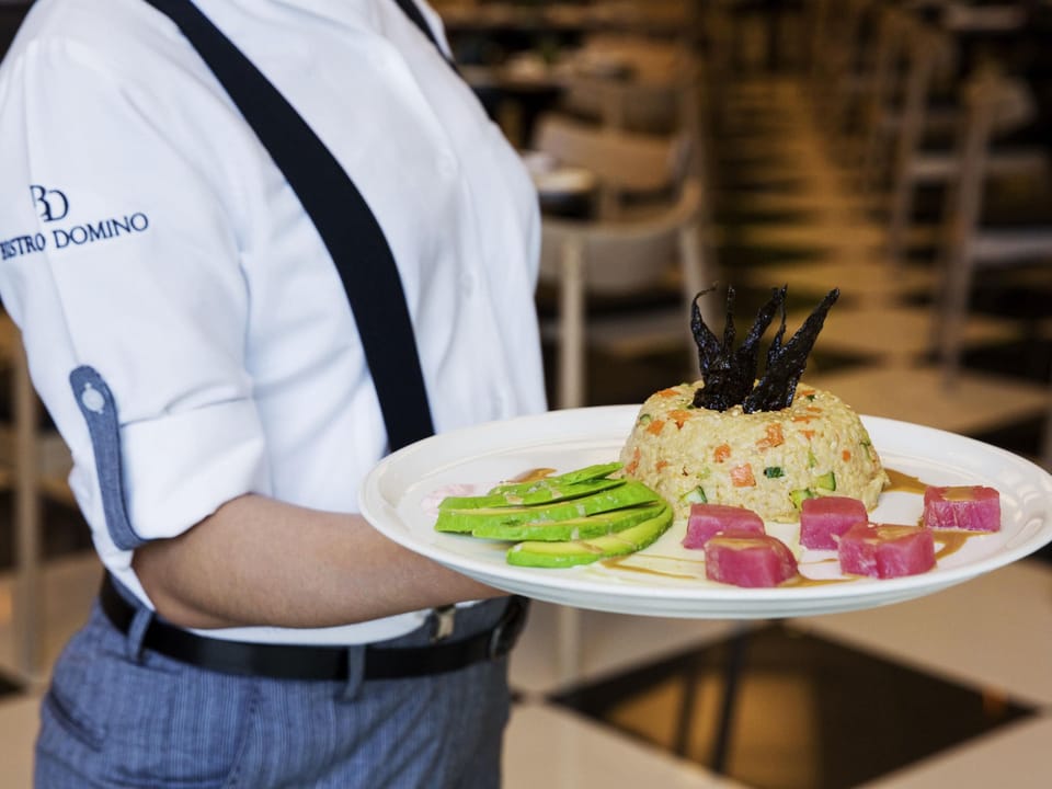 2 restaurants; lunch and dinner served