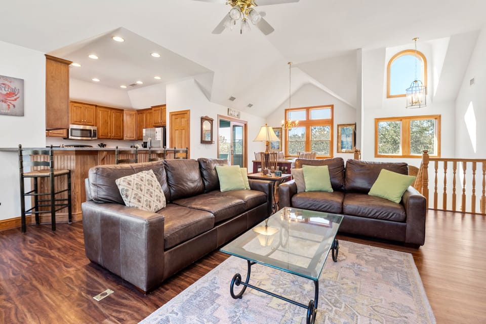 CC297: Las Brisas | Top Level Living Area