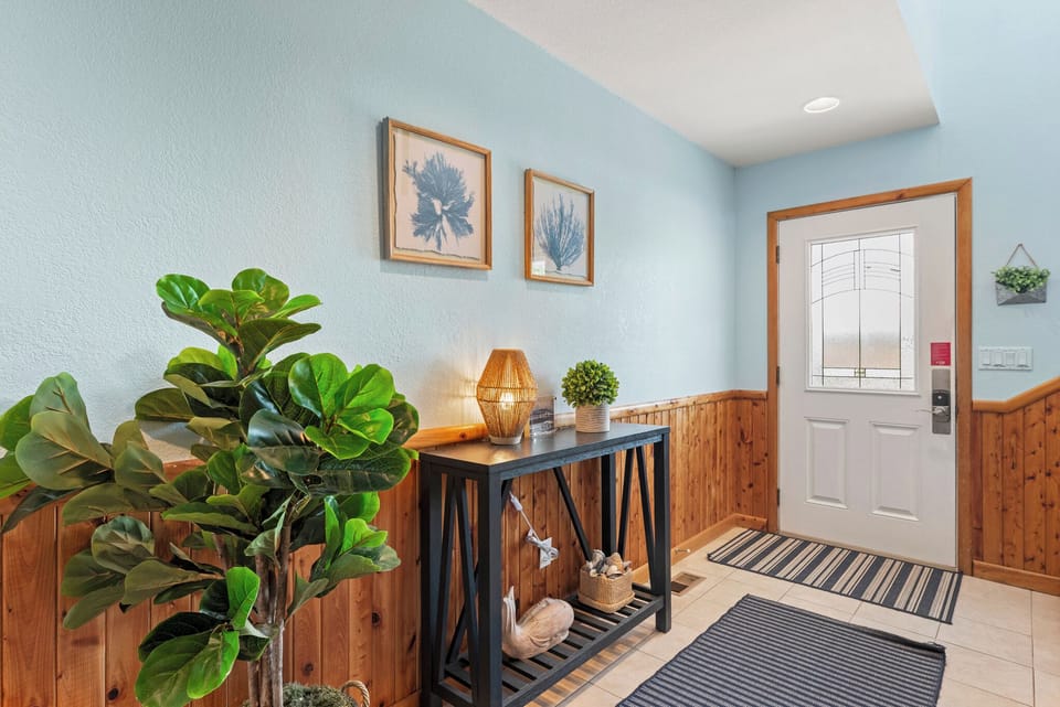 WH563: Hip Nautic | Mid Level Foyer
