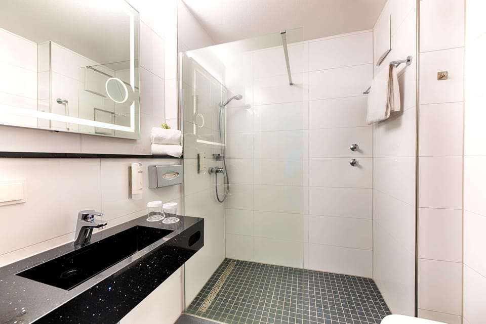 Superior Double Room | Bathroom | Eco-friendly toiletries, hair dryer, towels