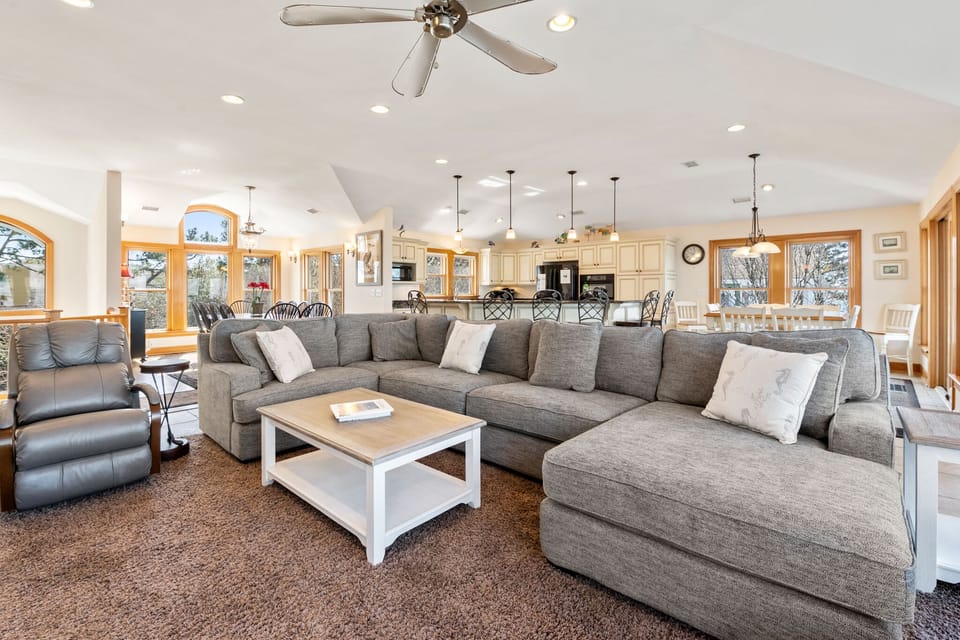 CL516: Sound Sational OBX | Top Level Living Area
