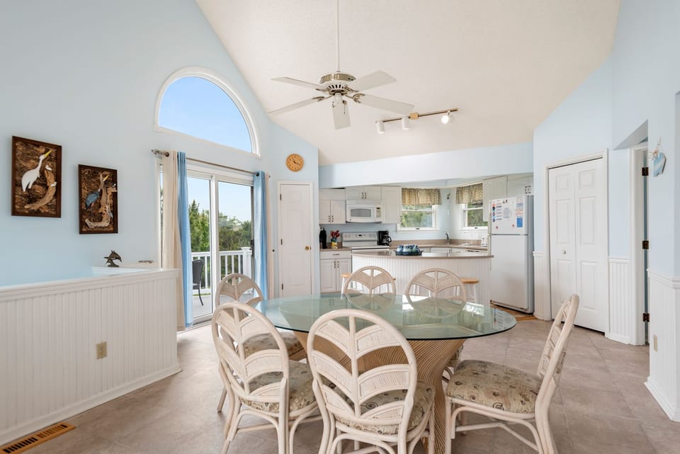 WH601: Landes Dream l Top Level Dining Area