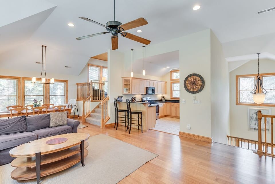 CL585: Sound Dreams | Top Level Living Area