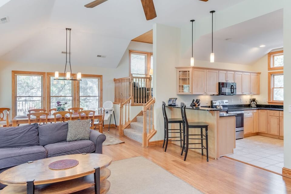 CL585: Sound Dreams | Top Level Living Area