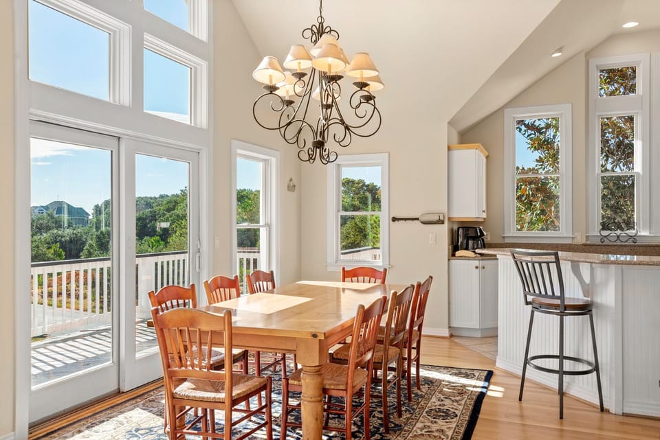CC300: Mon-Elisa | Top Level Dining Area