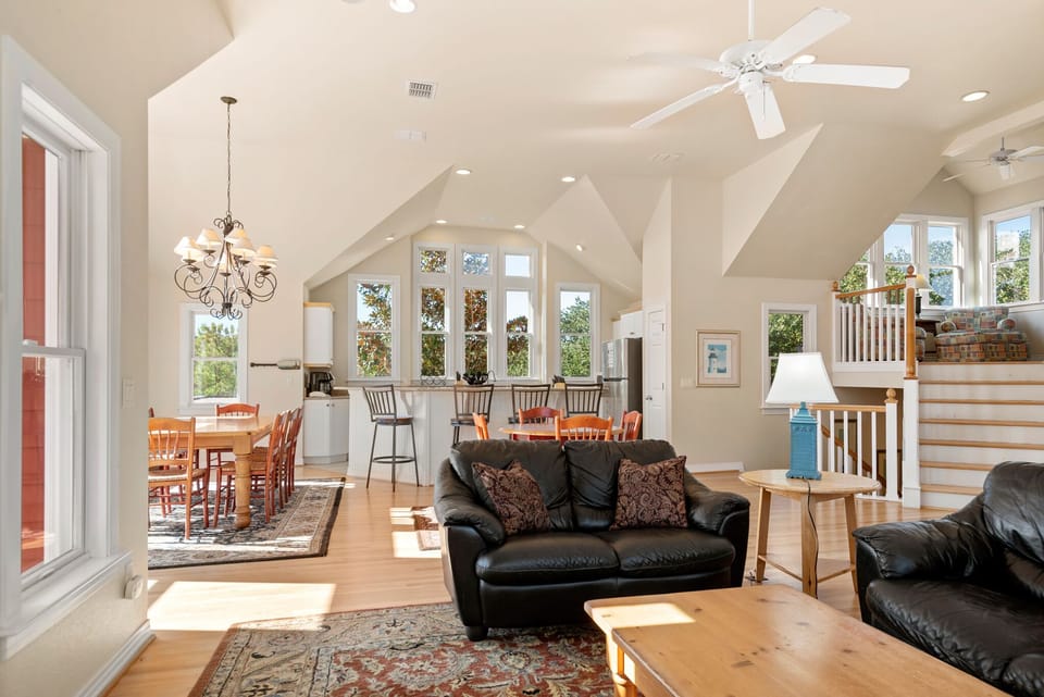 CC300: Mon-Elisa | Top Level Living Area