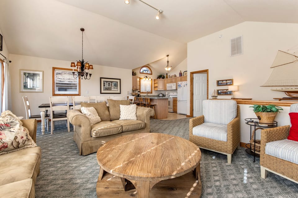 CL535: Good Sun-Stations | Top Level Living Area