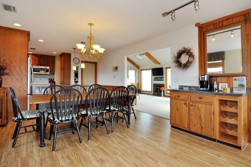 OH07: Merry Winds | Top Level Dining Area