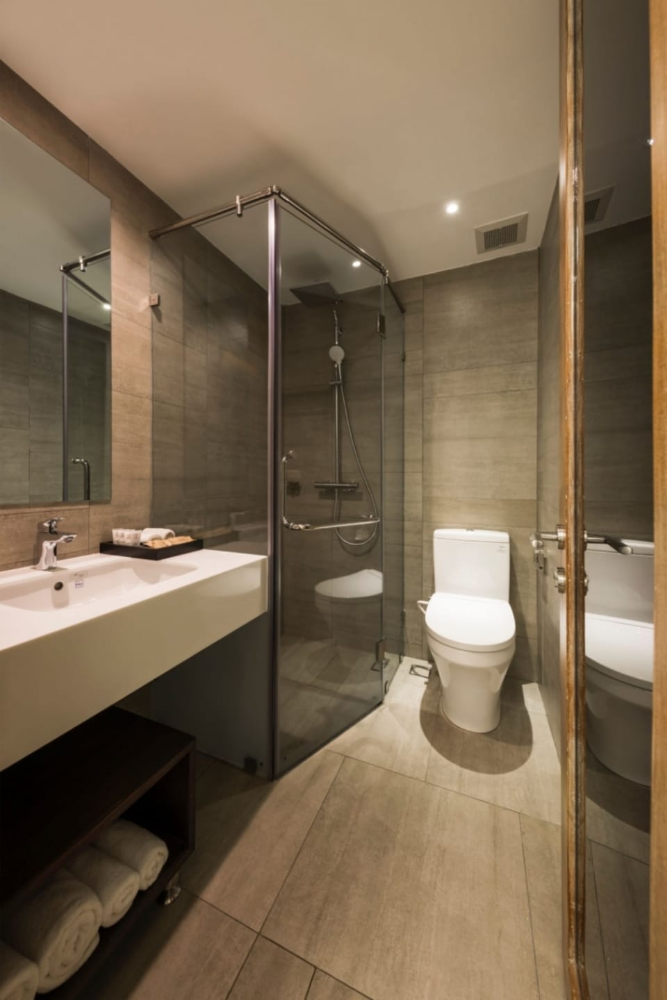 Minimalism Room | Bathroom | Shower, rainfall showerhead, free toiletries, hair dryer
