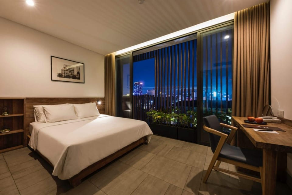 Fine-Arts Balcony | Minibar, in-room safe, desk, laptop workspace
