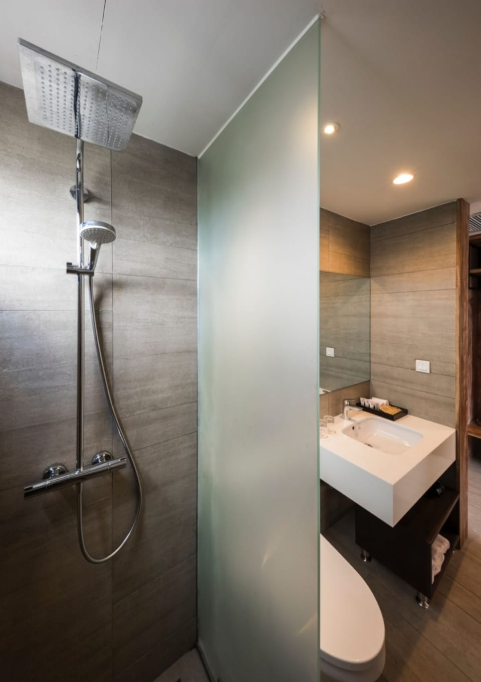 Hem Saigon Twin Room | Bathroom | Shower, rainfall showerhead, free toiletries, hair dryer