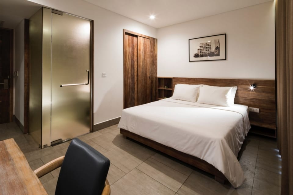 Fine-Arts Balcony | Minibar, in-room safe, desk, laptop workspace