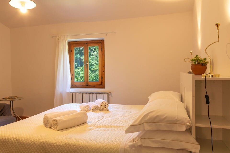 Bed, Bedroom, Bed Sheet, Interior Design, Wall, Bedding, Furniture, Wood, Floor, Flooring
